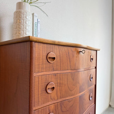 
                  
                    Vintage teak ladekast ronde voorkant - LOUI
                  
                