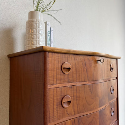 
                  
                    Vintage teak ladekast ronde voorkant - LOUI
                  
                