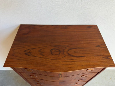 
                  
                    Vintage teak ladekast ronde voorkant - LOUI
                  
                