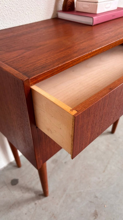 
                  
                    Vintage teak ladekastje klein - LOUI.STORE
                  
                