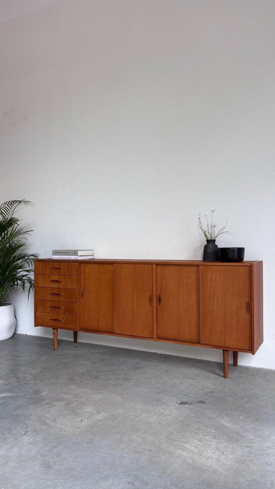 
                  
                    Vintage teak lowboard lades en schuifdeuren - LOUI
                  
                