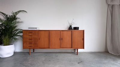 
                  
                    Vintage teak lowboard lades en schuifdeuren - LOUI
                  
                