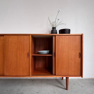 
                  
                    Vintage teak lowboard lades en schuifdeuren - LOUI
                  
                