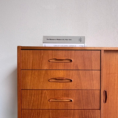 
                  
                    Vintage teak lowboard lades en schuifdeuren - LOUI
                  
                
