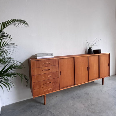 
                  
                    Vintage teak lowboard lades en schuifdeuren - LOUI
                  
                