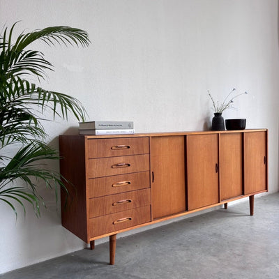 
                  
                    Vintage teak lowboard lades en schuifdeuren - LOUI
                  
                