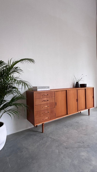
                  
                    Vintage teak lowboard lades en schuifdeuren - LOUI
                  
                