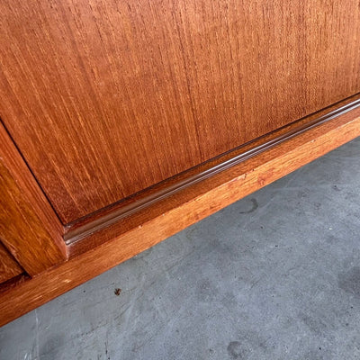 
                  
                    Vintage teak lowboard lades en schuifdeuren - LOUI
                  
                