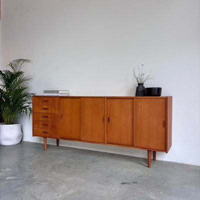 
                  
                    Vintage teak lowboard lades en schuifdeuren - LOUI
                  
                