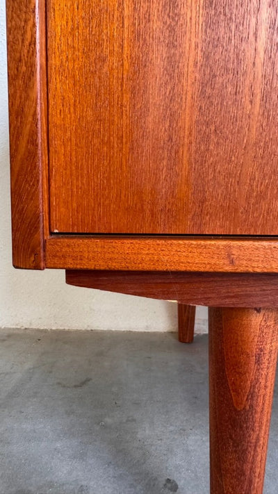 
                  
                    Vintage teak sideboard klein en diep - LOUI.STORE
                  
                