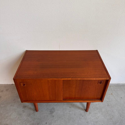 
                  
                    Vintage teak sideboard klein en diep - LOUI.STORE
                  
                