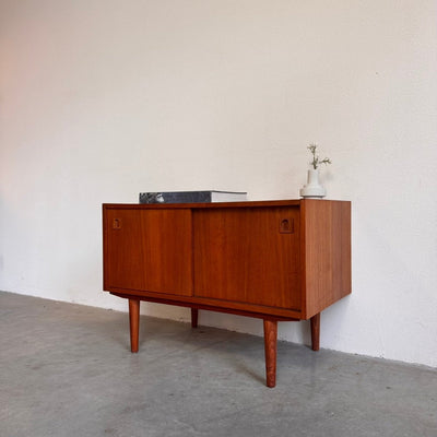 
                  
                    Vintage teak sideboard klein en diep - LOUI.STORE
                  
                