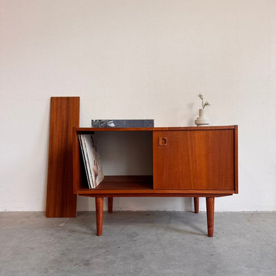 
                  
                    Vintage teak sideboard klein en diep - LOUI.STORE
                  
                