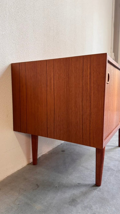 
                  
                    Vintage teak sideboard klein en diep - LOUI.STORE
                  
                