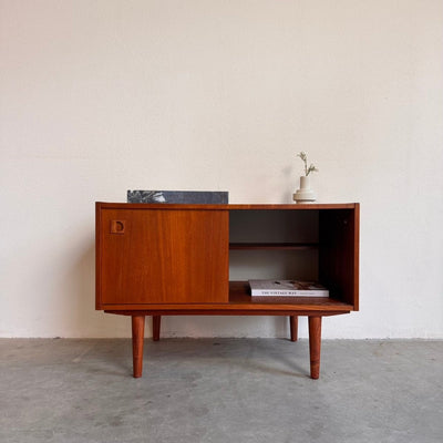
                  
                    Vintage teak sideboard klein en diep - LOUI.STORE
                  
                