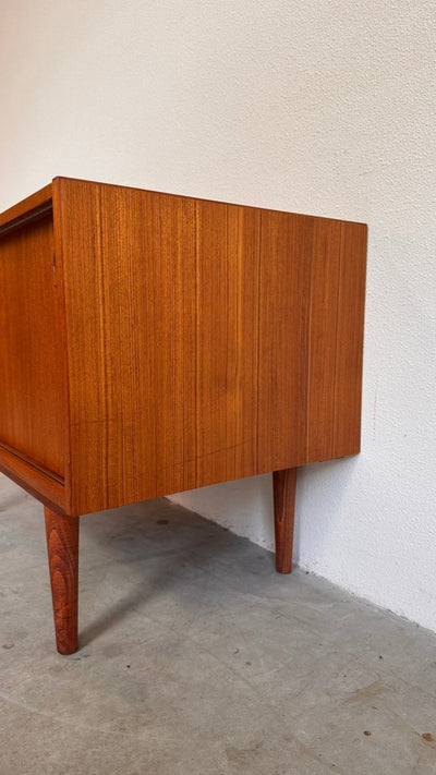 
                  
                    Vintage teak sideboard klein en diep - LOUI.STORE
                  
                