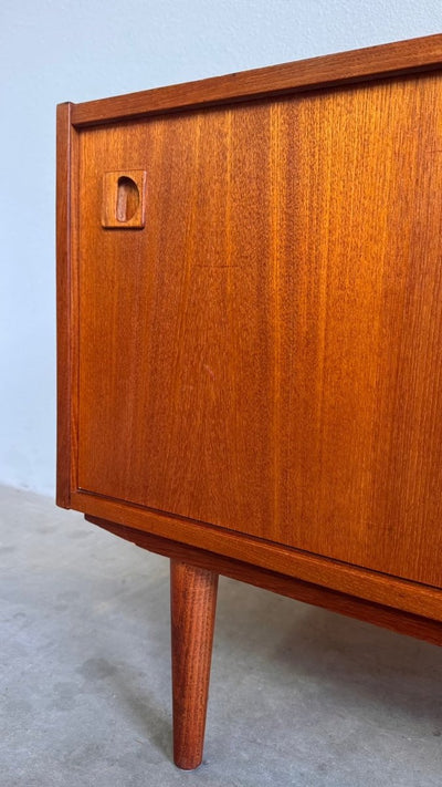 
                  
                    Vintage teak sideboard klein en diep - LOUI.STORE
                  
                