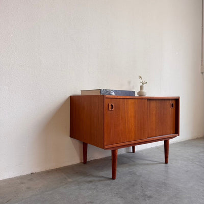 
                  
                    Vintage teak sideboard klein en diep - LOUI.STORE
                  
                