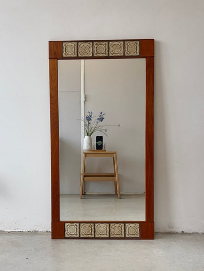 
                  
                    Vintage teak spiegel met tegeltjes lijst - LOUI.STORE
                  
                