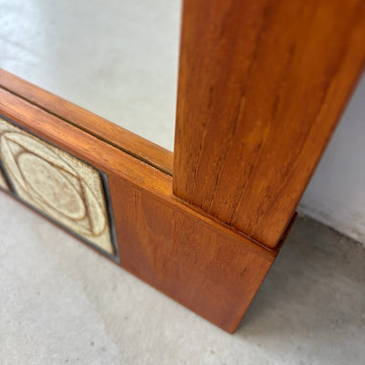 
                  
                    Vintage teak spiegel met tegeltjes lijst - LOUI.STORE
                  
                