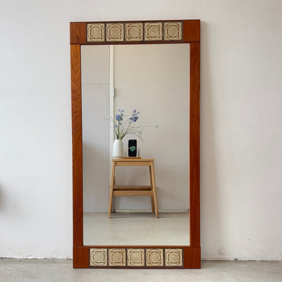 
                  
                    Vintage teak spiegel met tegeltjes lijst - LOUI.STORE
                  
                