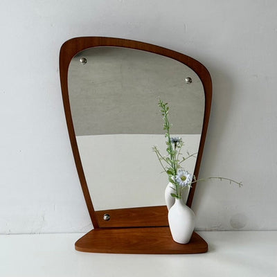
                  
                    Vintage teak spiegel organisch met plankje - LOUI
                  
                