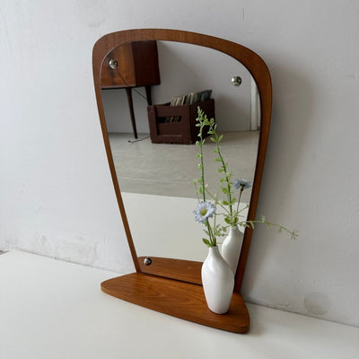 
                  
                    Vintage teak spiegel organisch met plankje - LOUI
                  
                