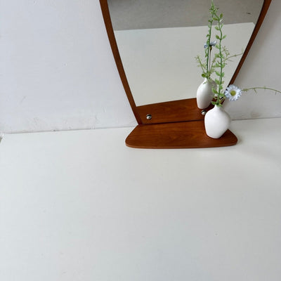 
                  
                    Vintage teak spiegel organisch met plankje - LOUI
                  
                