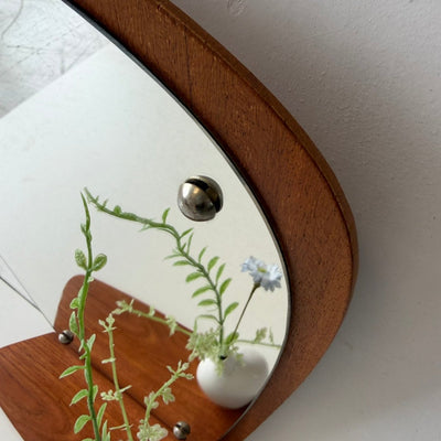 
                  
                    Vintage teak spiegel organisch met plankje - LOUI
                  
                