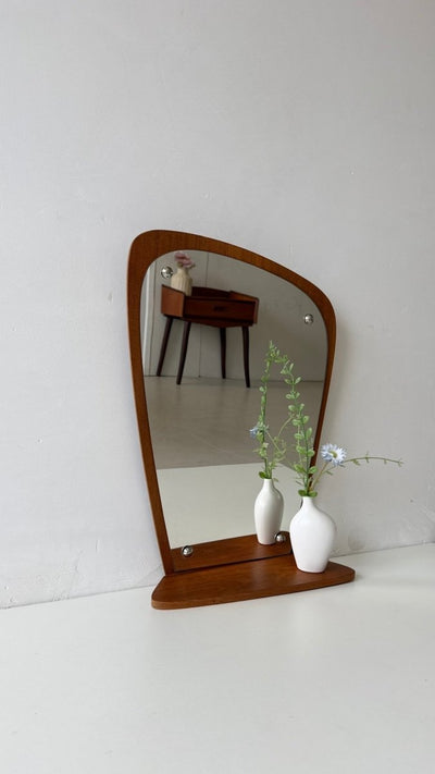 
                  
                    Vintage teak spiegel organisch met plankje - LOUI
                  
                