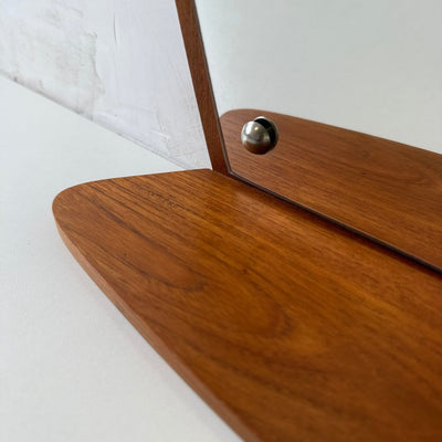 
                  
                    Vintage teak spiegel organisch met plankje - LOUI
                  
                
