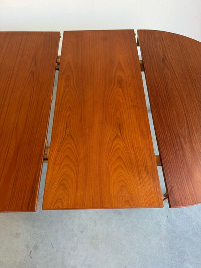 
                  
                    Vintage teak tafel rond - uitschuifbaar - LOUI
                  
                