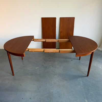 
                  
                    Vintage teak tafel rond - uitschuifbaar - LOUI
                  
                
