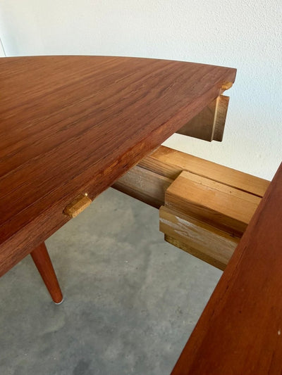 
                  
                    Vintage teak tafel rond - uitschuifbaar - LOUI
                  
                
