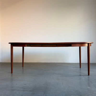 
                  
                    Vintage teak tafel rond - uitschuifbaar - LOUI
                  
                
