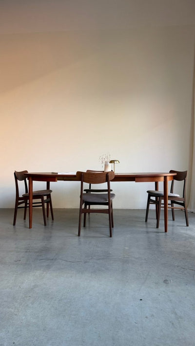 
                  
                    Vintage teak tafel rond - uitschuifbaar - LOUI
                  
                