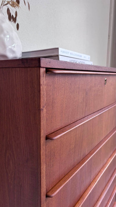 
                  
                    Vintage teak “tallboy” ladekast - LOUI.STORE
                  
                