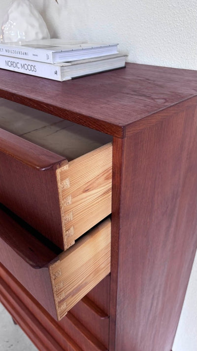 
                  
                    Vintage teak “tallboy” ladekast - LOUI.STORE
                  
                