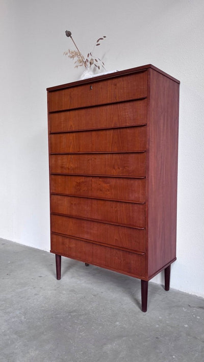 
                  
                    Vintage teak “tallboy” ladekast - LOUI.STORE
                  
                
