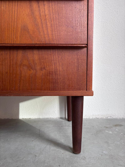 
                  
                    Vintage teak “tallboy” ladekast - LOUI.STORE
                  
                