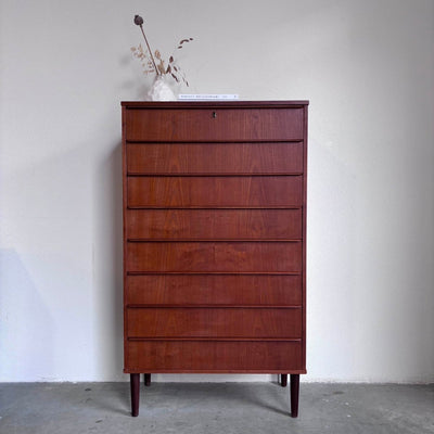 
                  
                    Vintage teak “tallboy” ladekast - LOUI.STORE
                  
                