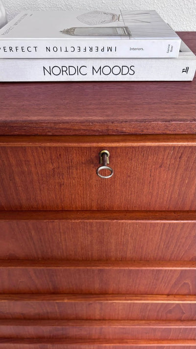 
                  
                    Vintage teak “tallboy” ladekast - LOUI.STORE
                  
                