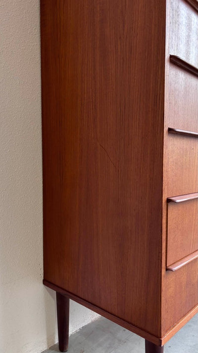 
                  
                    Vintage teak “tallboy” ladekast - LOUI.STORE
                  
                