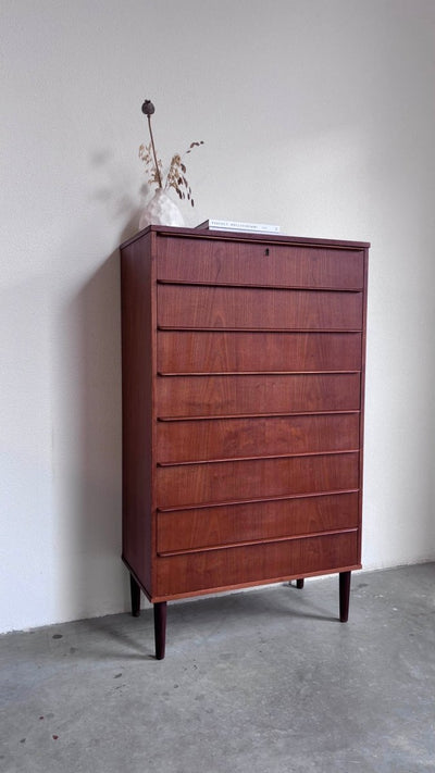Vintage teak “tallboy” ladekast - LOUI.STORE