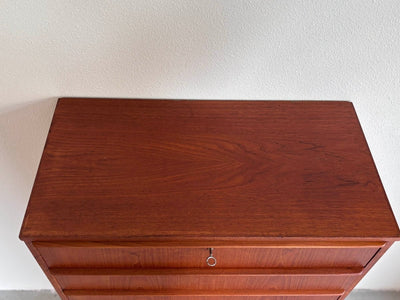 
                  
                    Vintage teak “tallboy” ladekast - LOUI.STORE
                  
                