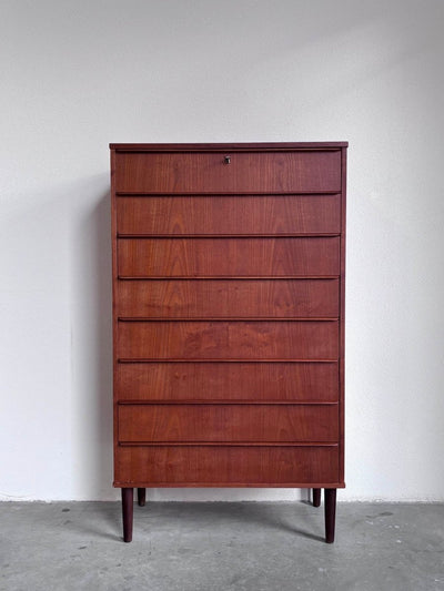 
                  
                    Vintage teak “tallboy” ladekast - LOUI.STORE
                  
                