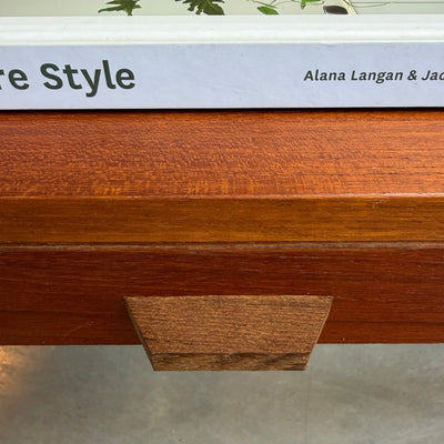 
                  
                    Vintage teak wandkastje lade string - LOUI
                  
                