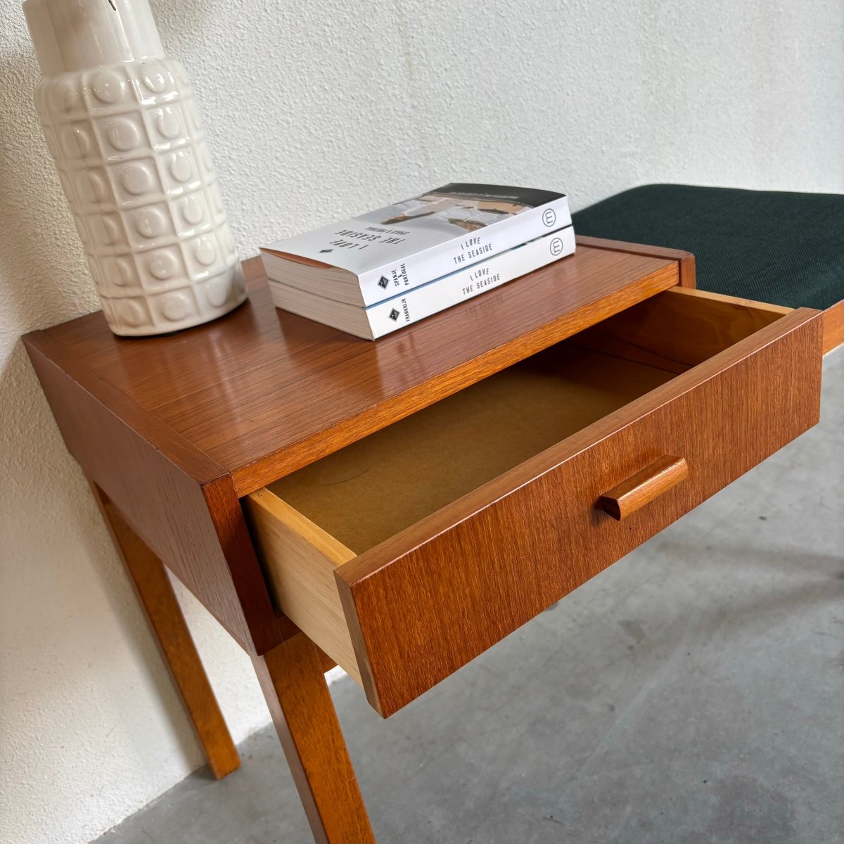 
                  
                    Vintage telefoonbankje teak met kussen - LOUI.STORE
                  
                