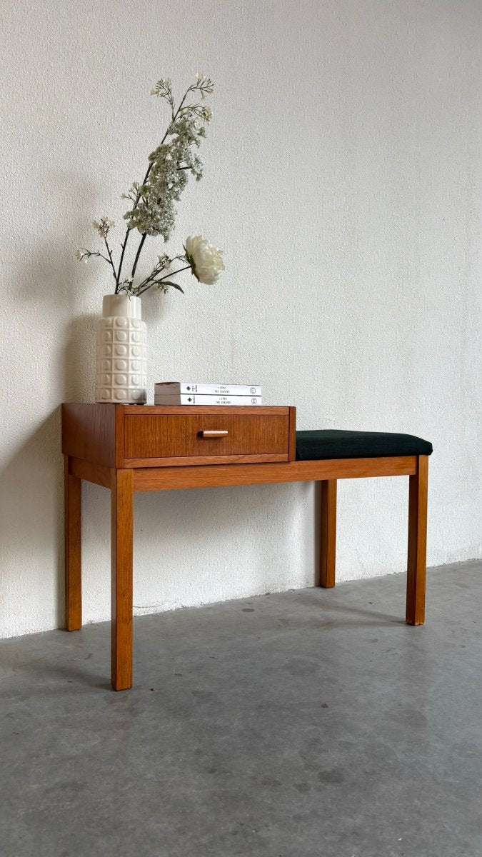 
                  
                    Vintage telefoonbankje teak met kussen - LOUI.STORE
                  
                