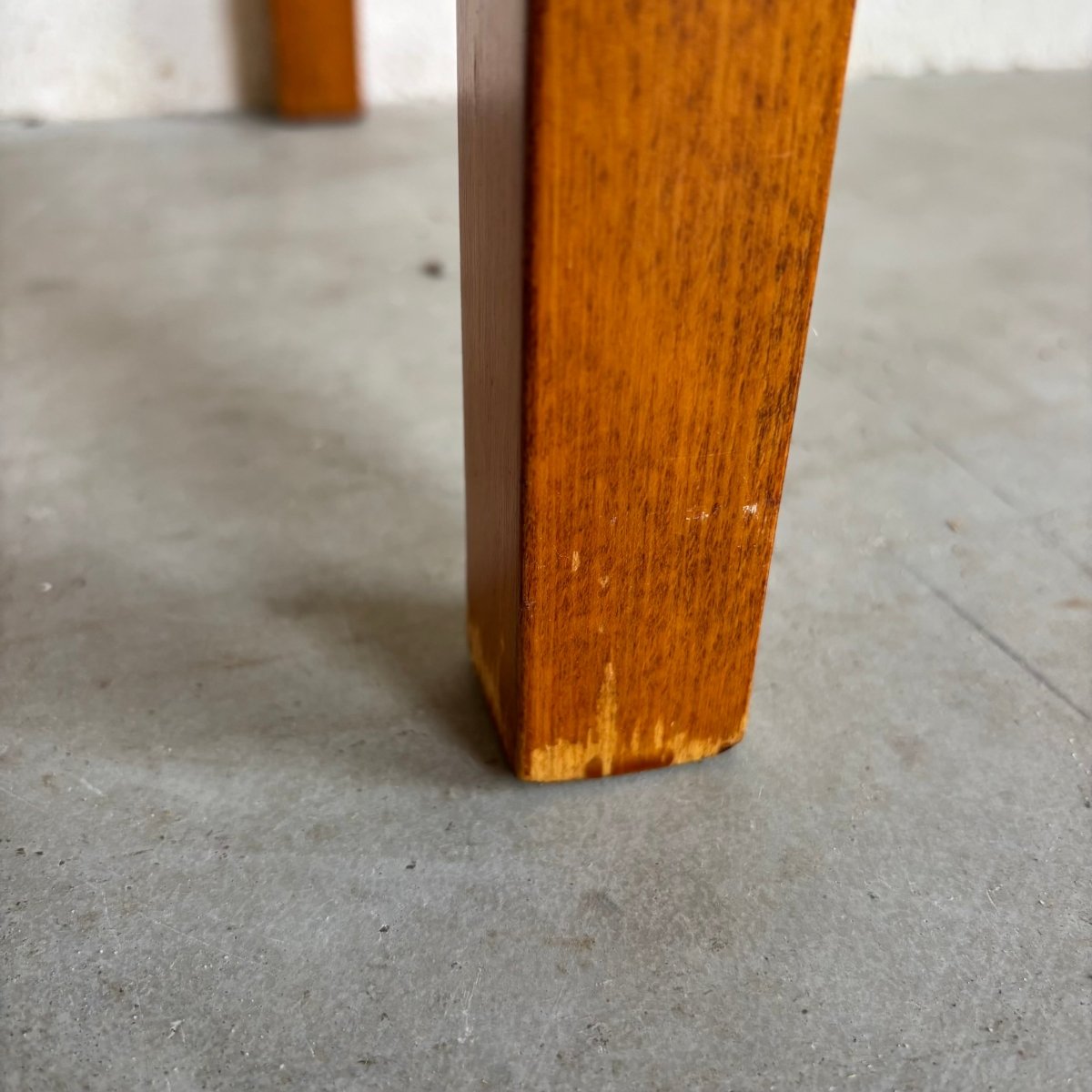 
                  
                    Vintage telefoonbankje teak met kussen - LOUI.STORE
                  
                